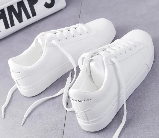 Flache Schuhe, Katzenschuhe, weiße Sneaker